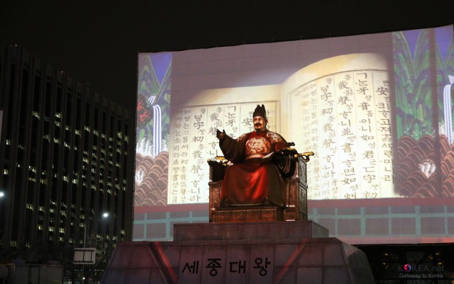 Celebrazioni dell'Hangeul day di fronte la statua di re Sejon (foto da seoulsync)